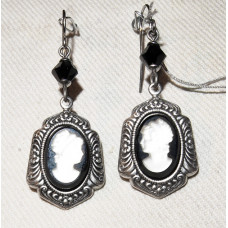 Pärlemordam mot svart kamé Örhängen nr e16272