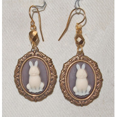 Kanin Sittande Kamé Örhängen nr e18059