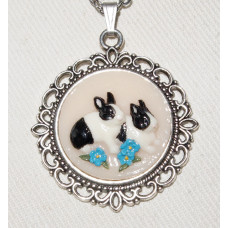 Kaniner på Blomsteräng Kamé Handmålat Hänge med Kedja nr n15125