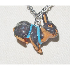 Kanin 3-D i Sele Handmålat Hänge med Kedja nr n17210