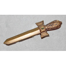 Huggare/Svärd med Kristall i färgen Turmalin Brosch nr b06025